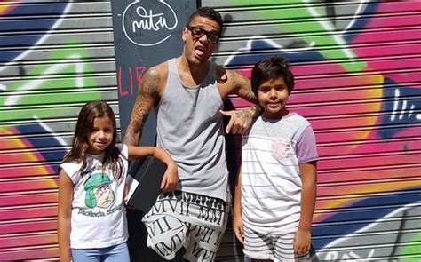 Dani Alves Callejea Por Barcelona Con Sus Hijos Barca Sport Es