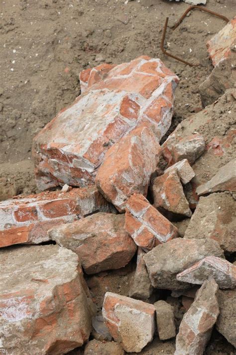 Ladrillos Quebrados En Emplazamiento De La Obra Foto De Archivo