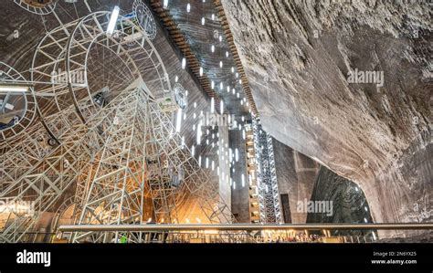 El Parque Temático Subterráneo En Una Gran Mina De Sal Salina Turda Turda En Rumania