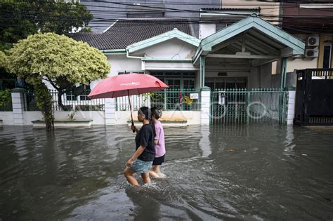 Banjir Di Jakarta Akibat Curah Hujan Tinggi ANTARA Foto