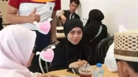 Potret Terbaru Lesti Kejora Tersenyum Saat Umrah Ramah Ketemu Fans