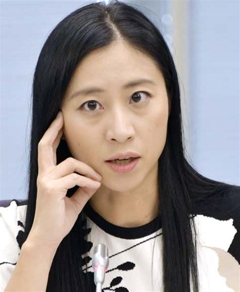 2ページ目三浦瑠麗氏「夫の経営には関与していない」とコメントも大株主としての立場と責任は？｜日刊ゲンダイdigital