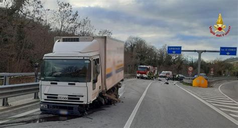 Scontro Tra Auto E Camion Un Ferito Estratto Dalle Lamiere Youtvrs