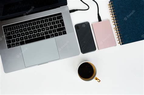 Disco Duro Externo Rosa Que Se Conecta A Una Laptop Foto Premium