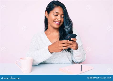 Bella Joven Latina Con El Pelo Largo Usando Un Smartphone Sentado En La Mesa Con Aspecto