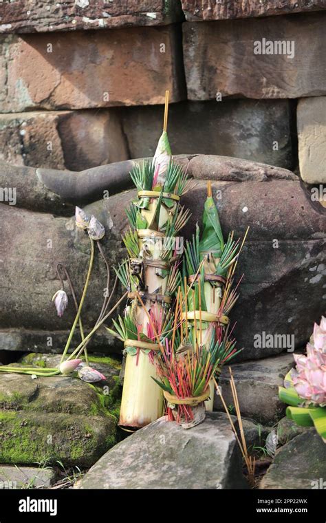 Un impresionante arreglo floral con artefactos auténticos del famoso