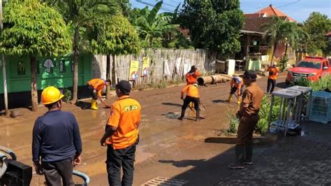 Banjir Perdana Di Dringu Bpbd Damkar Dan Pupr Bergotong Royong