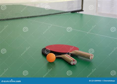 Raquetas Y Pelotas En El Espacio De Mesa De Ping Pong Para Texto Foto