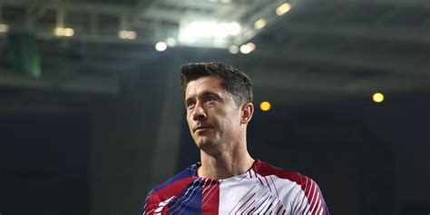 Fc Barcelona Wci Nie Zap Aci A Za Lewandowskiego Wyciek Y D Ugi Klubu