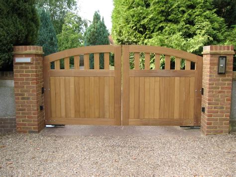 17 Irresistible Wooden Gate Designs To Adorn Your Exterior