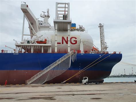 Bhps First Lng Fueled Bulk Ship To Deliver Iron Ore To Asia Bloomberg