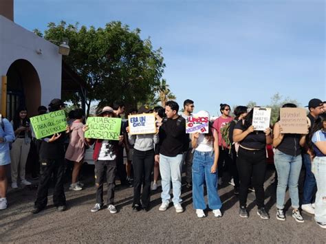 Estudiantes De La UABCS Bloquean Entrada Al Campus La Paz