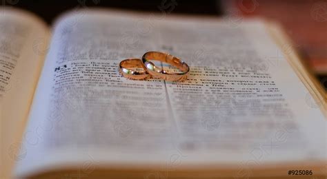 Dos Anillos De Boda En Una Biblia Foto De Stock Crushpixel