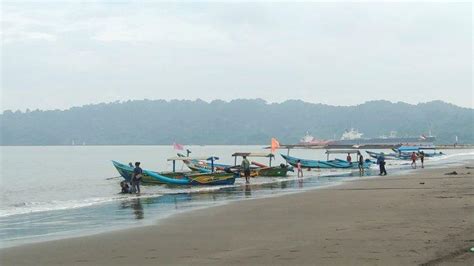 Pantai Teluk Penyu Masih Jadi Destinasi Favorit Wisatawan Saat Libur