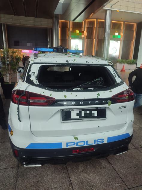 Kereta Pengiring Polis Antara Lapan Kenderaan Dihempap Pokok Tumbang