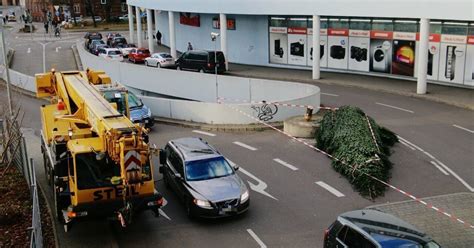 Feuerwehr fällt Weihnachtsbaum in Trierer Ostallee