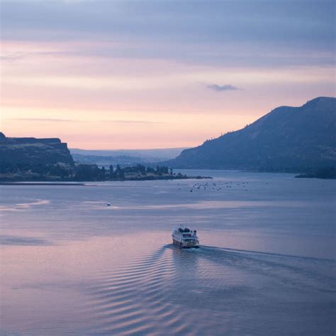 Riverboat on Columbia River Oregon Washington - Travel Off Path