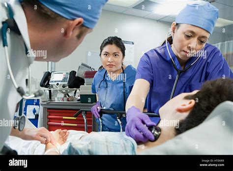 Patient and doctors in the emergency room Stock Photo - Alamy