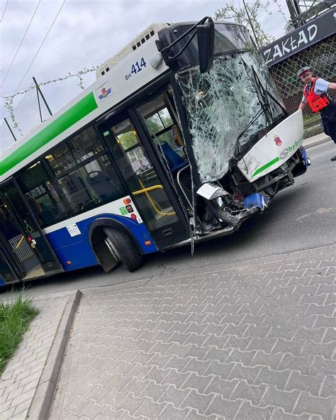 Wypadek W Krakowie Zderzenie Autobusu Mpk Z Autem Dostawczym Na Ul