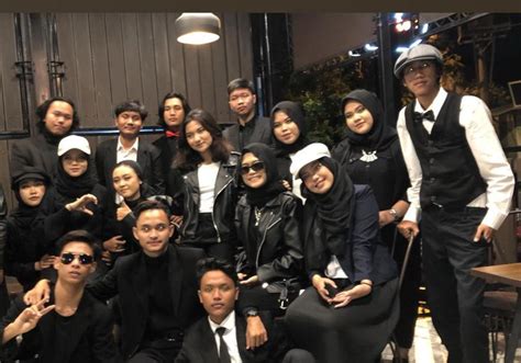 Foto Album Year Book Photoshoot Tema Mafia Outfit Or Black Classic