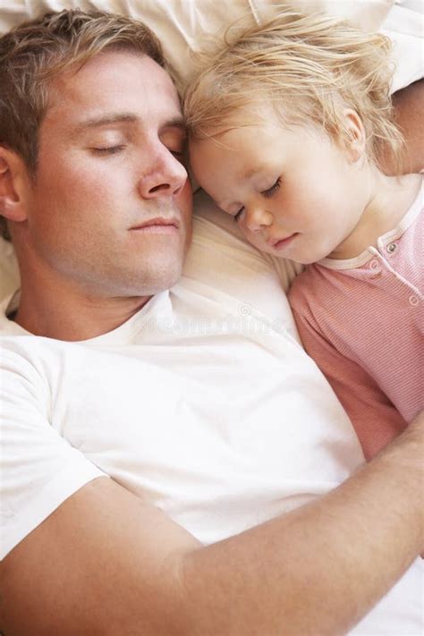 Pai And Daughter Sleeping Na Cama Foto De Stock Imagem De Sereno