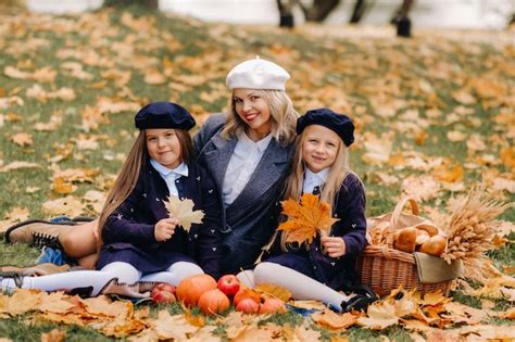 Una gran familia en un picnic en otoño en un parque natural gente feliz