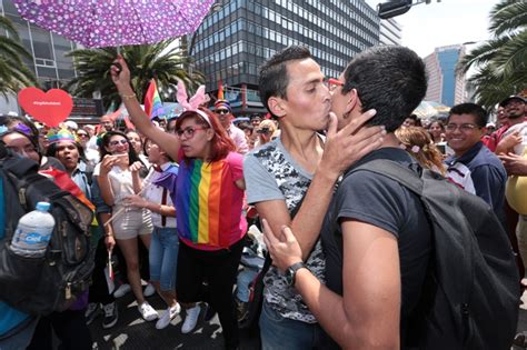 Rostros De La Marcha Gay Del Orgullo Al Prejuicio