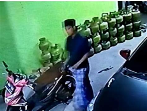 Terekam Cctv Maling Gondol Honda Beat Di Kejayan Cbn Indonesia