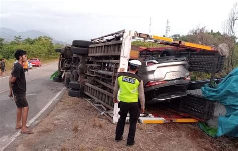 Kecelakaan Di Kolaka Utara Truk Terbalik Mobil Baru Rusak Parah