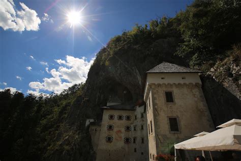 Predjamský hrad zrastený so skalou Slovinsko