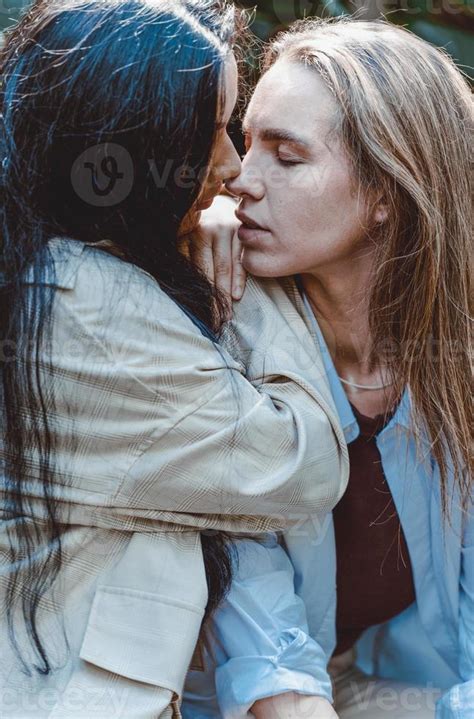 Un Par De Mujeres Gay Sonriendo Y Bes Ndose Pareja De Mujeres J Venes Casadas Del Mismo Sexo En