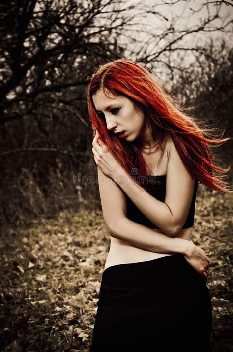 Portrait Dramatique De Studio D Une Belle Fille Rousse Triste Photo