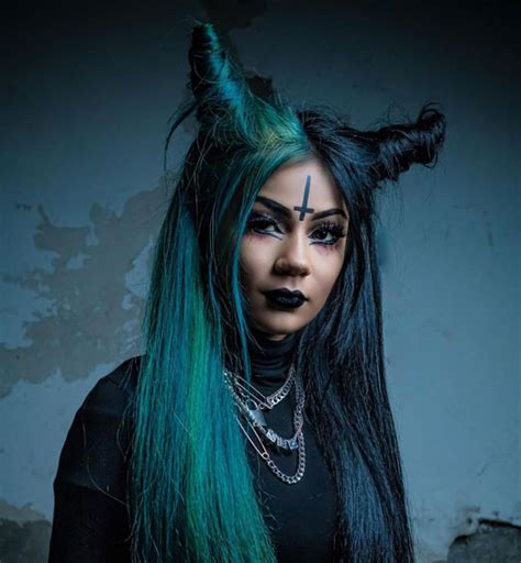 40 Tantalizing Gothic Hairstyles To Vamp Up Your Look