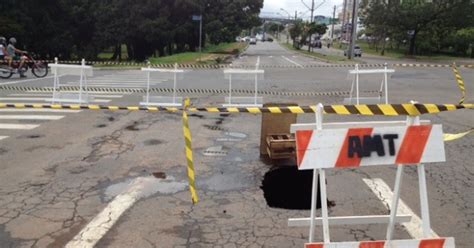 G1 Chuva Abre Buraco Gigante No Asfalto E Interdita Rua 88 Em