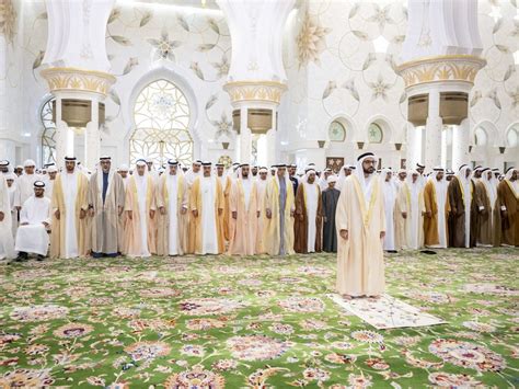 Mansour bin Zayed e Khaled bin Mohamed bin Zayed realizam a oração do