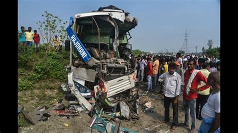 15 Dead 26 Injured In Barabanki Bus Truck Collision Hindustan Times