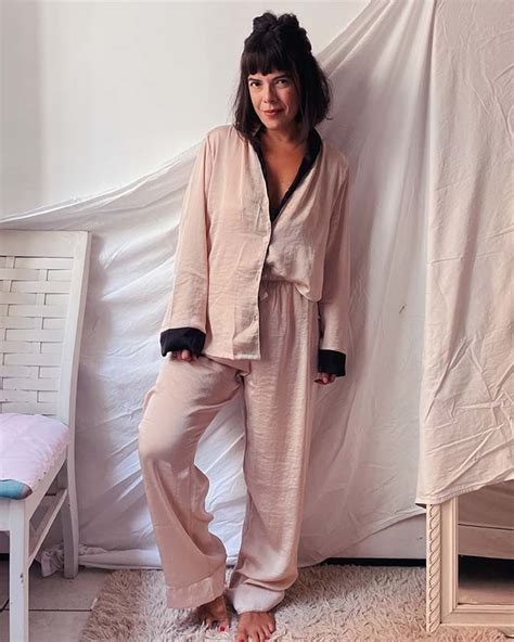 Pijama Longo Acetinado Bege Da Vov Markita Lingerie Perfeita Aqui