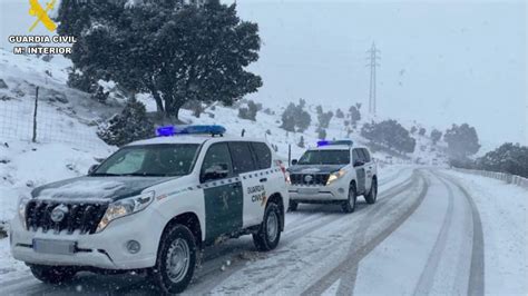 La Guardia Civil Auxilia A Seis Personas Atrapadas Por La Nieve En