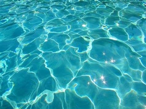 Agua Azul En Fondo De La Piscina Ondule El Agua En Piscina Con La