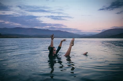 Tapety slunečnímu záření ženy západ slunce moře záliv jezero