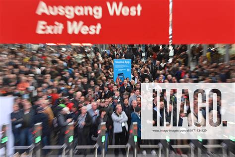 Grosser Andrang Bei Der Eroeffnung Am Faszination Bauma