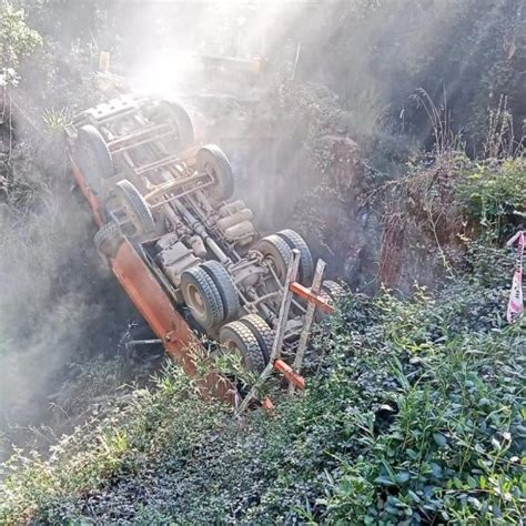 Camión cae desde un puente tras el colapso de la estructura en