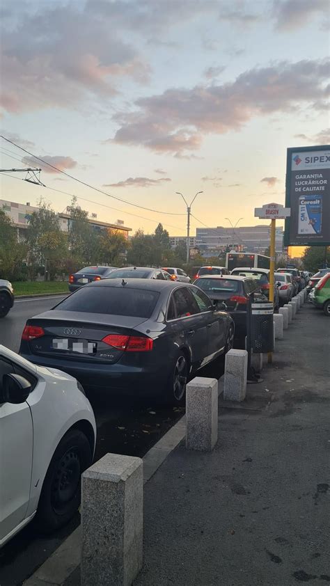 B365 Autobuzul Audi cu 5 locuri care a oprit într o stație din