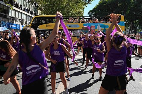 Miles De Mujeres Argentinas Marchan En Contra De Las Medidas