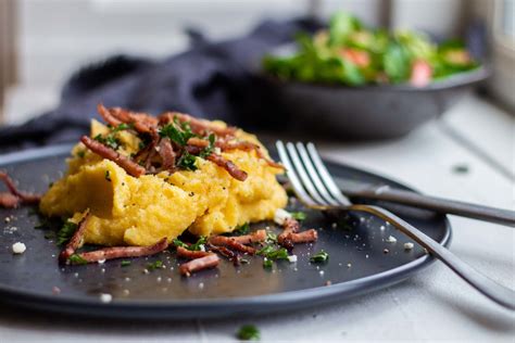 Polenta med parmesan stegt skinke og salat med æbler