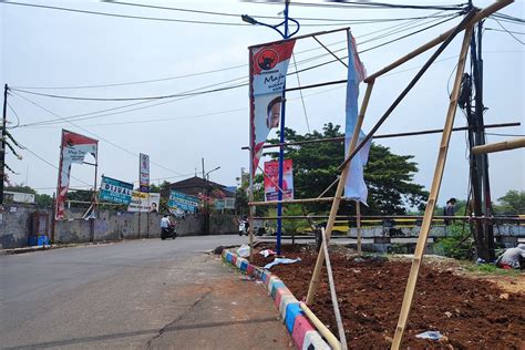 Dua Baliho Caleg Dpr Ri Fraksi Pdi P Di Cengkareng Robek