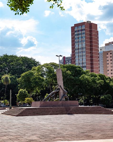 Praça Pedro Teixeira - Monumento às três corridas na praça dr. pedro ludovico teixeira | Foto ...