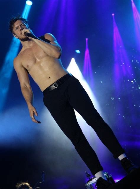 Yes Please Imagine Dragons Lead Singer Dan Reynolds On Stage