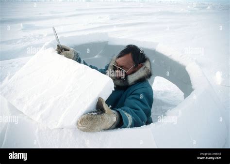 Construcción De Un Iglú Exterior Inuit De La Isla De Baffin Lancaster