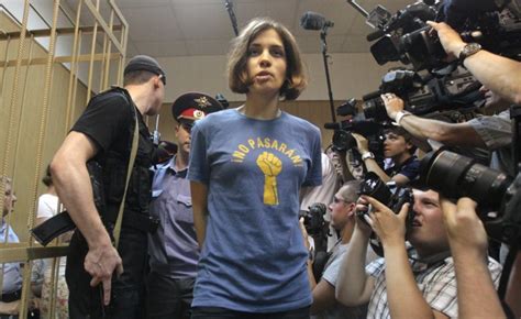 Está pasando Saludos de Borja Prieto FREE PUSSY RIOT La revolución sí esta siendo televisada